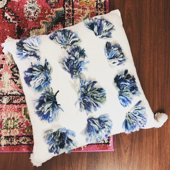 Tufted Pom Pom white accent pillow with tassels - Picture 2 of 3